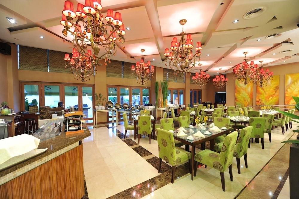 โรงแรม ดิ อเวนิว พลาซ่า นากา ภายนอก รูปภาพ