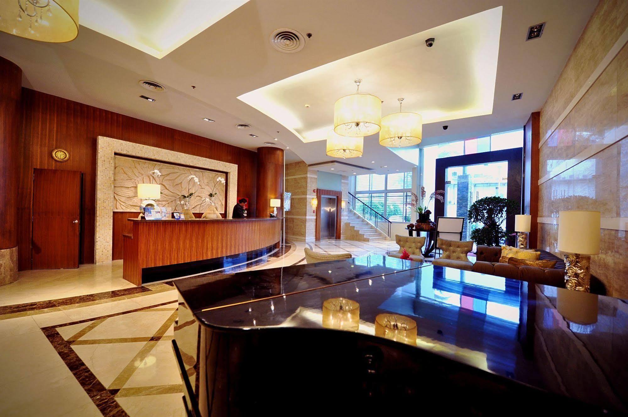 โรงแรม ดิ อเวนิว พลาซ่า นากา ภายนอก รูปภาพ