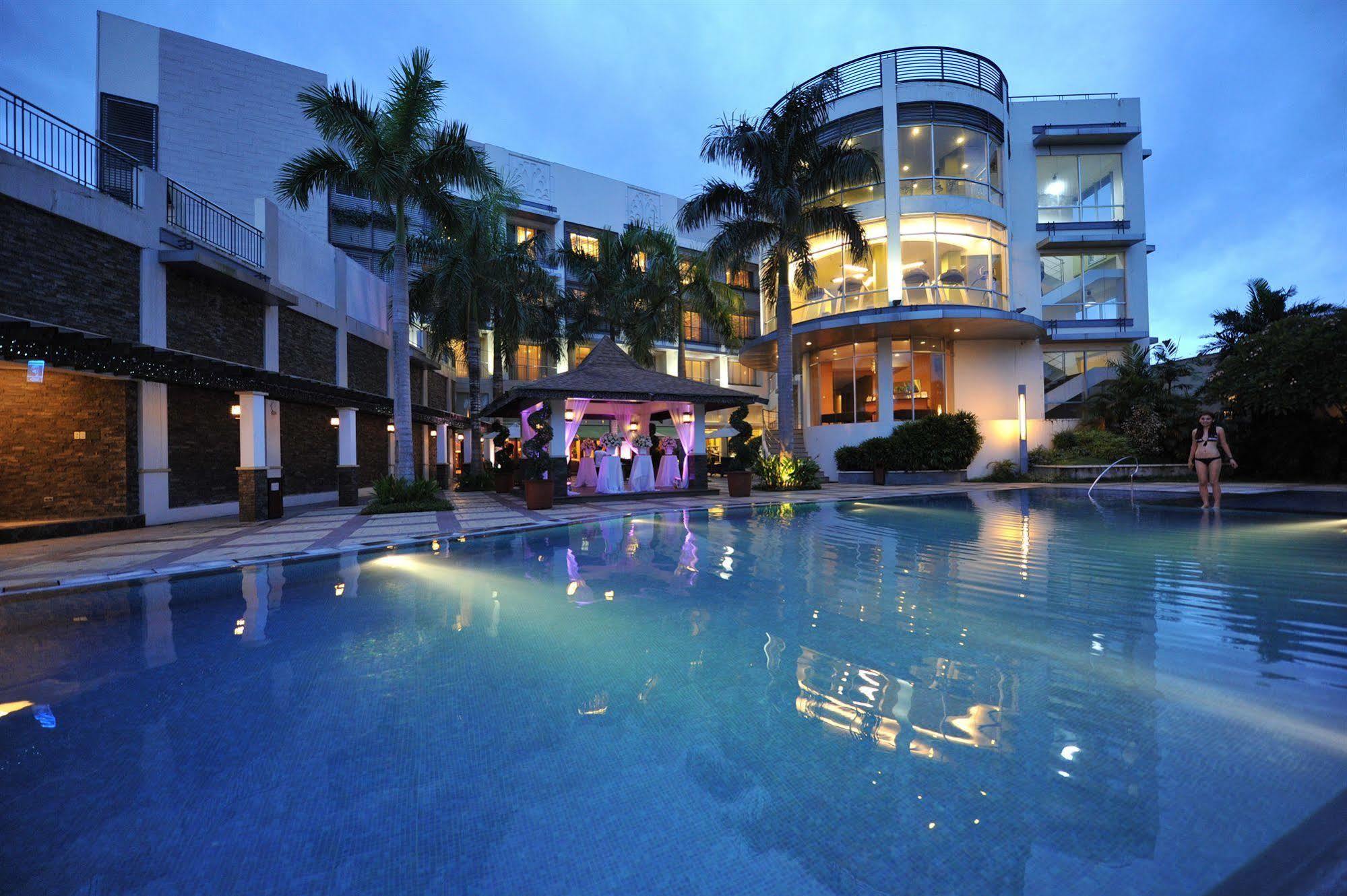 โรงแรม ดิ อเวนิว พลาซ่า นากา ภายนอก รูปภาพ